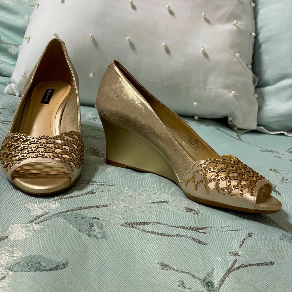 Alex Marie 6M leatherTotes Gold Allesa wedged heel